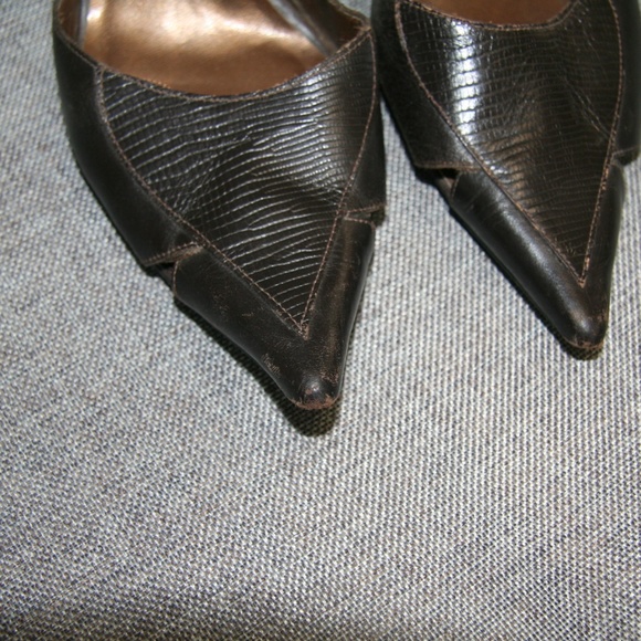 BCBG PARIS SZ 8.5 BROWN POINT TOE SLIP ON HEEL - Picture 6 of 6